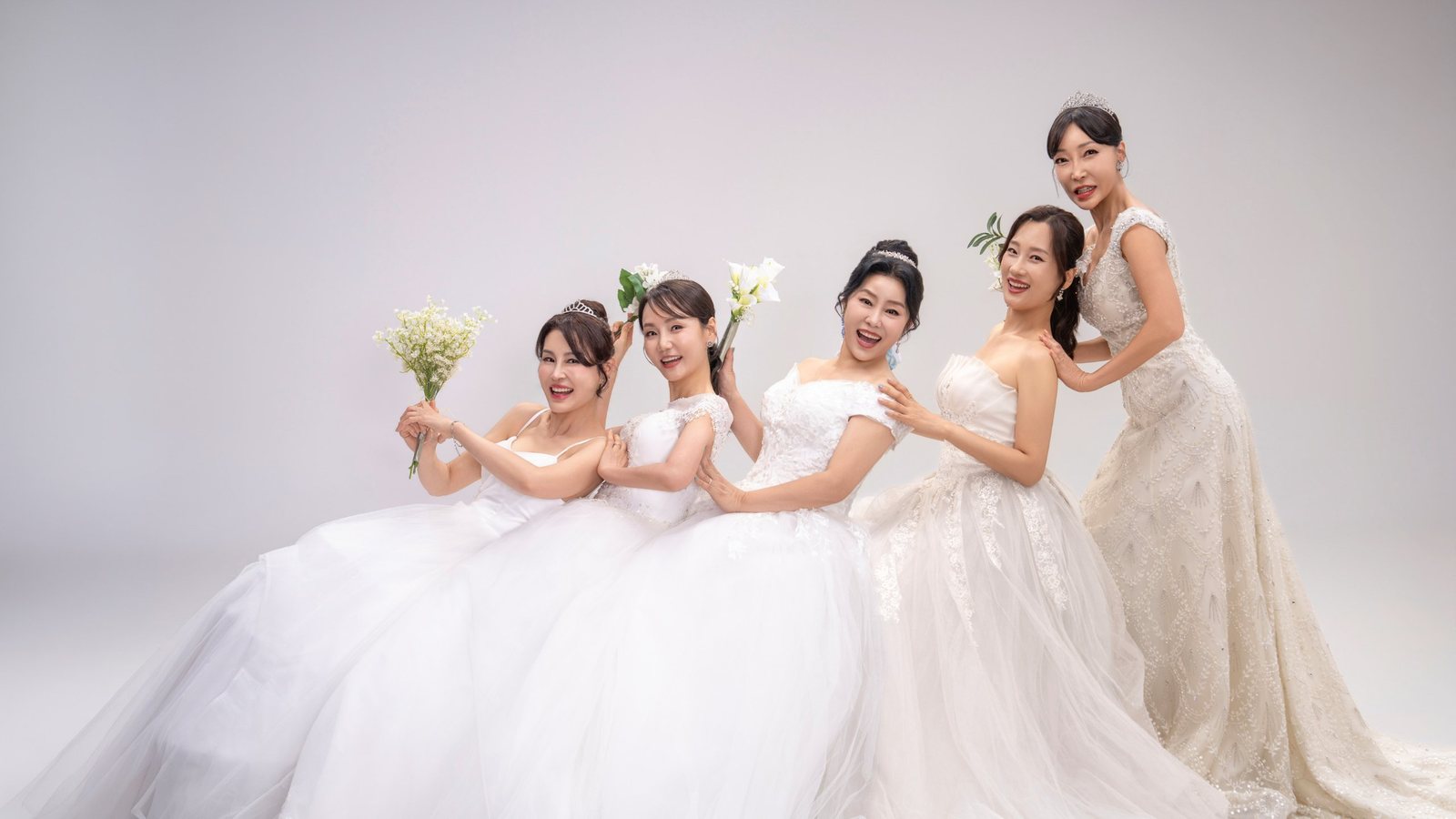 아이보리 드레스를 입고 꽃을 든 우정사진 — 김스튜디오