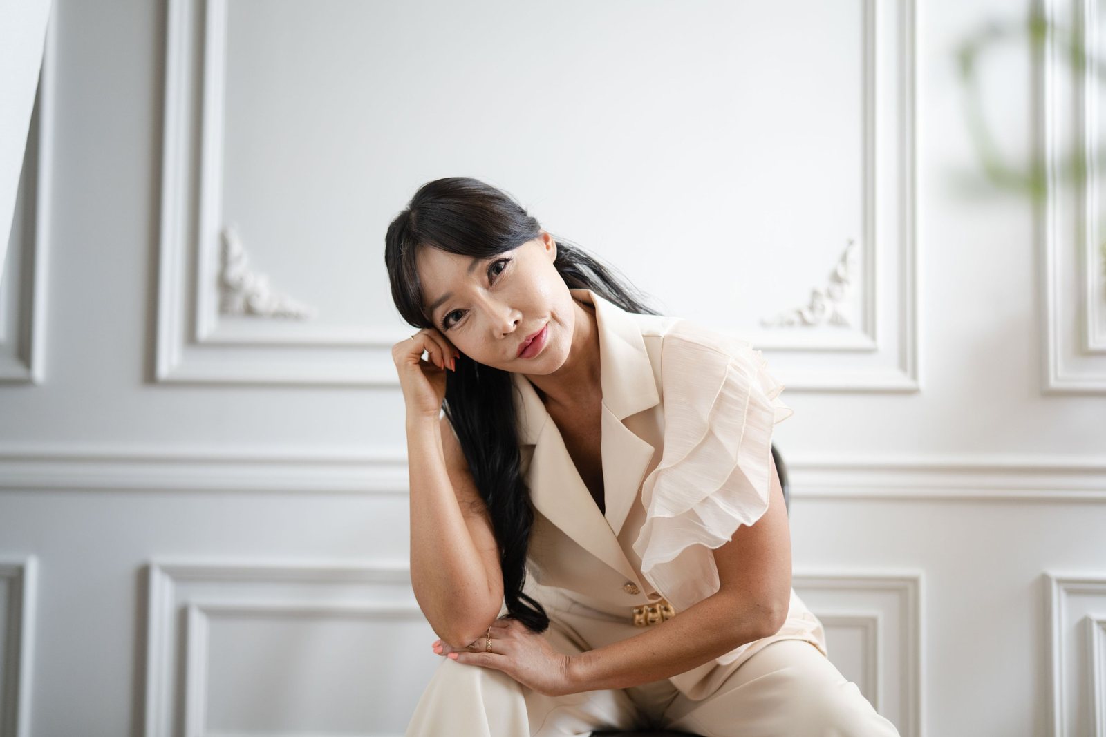 아이보리 재킷을 입고 앉아 찍은 프로필 — 김스튜디오