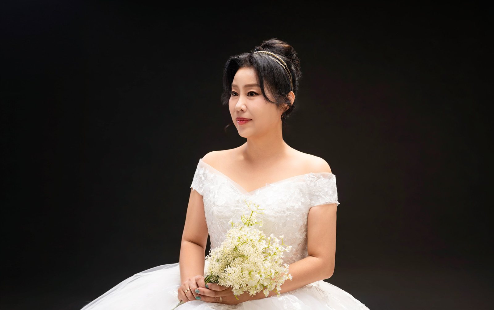 아이보리 드레스를 입고 꽃을 든 사진 — 김스튜디오