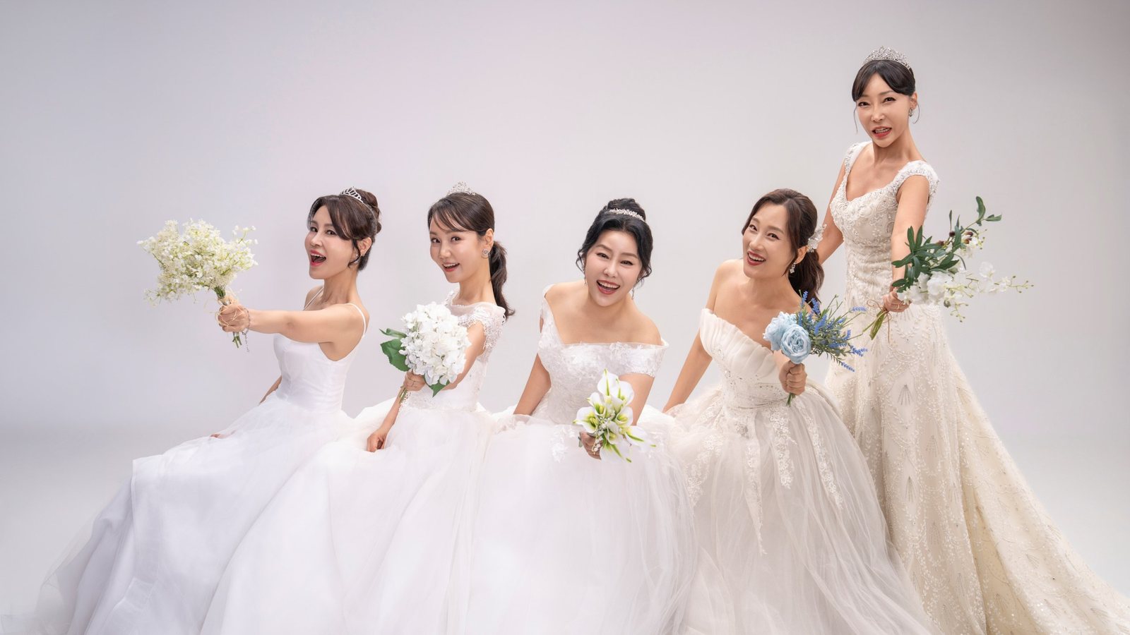 화이트 드레스를 입고 꽃을 든 우정사진 — 김스튜디오