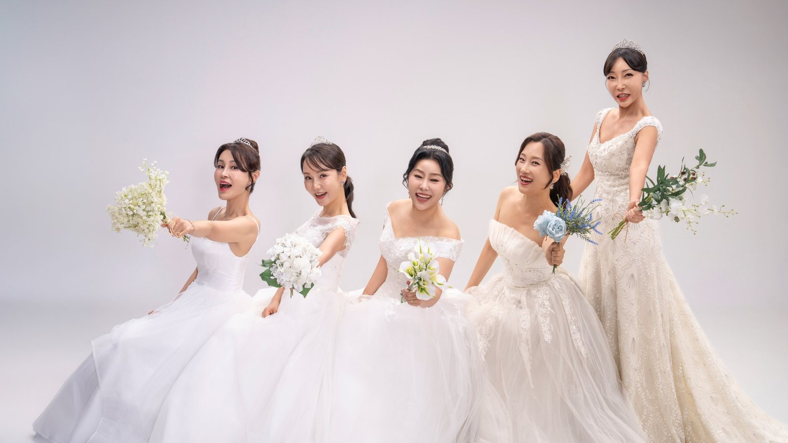 화이트 드레스를 입고 꽃을 든 우정사진 — 김스튜디오