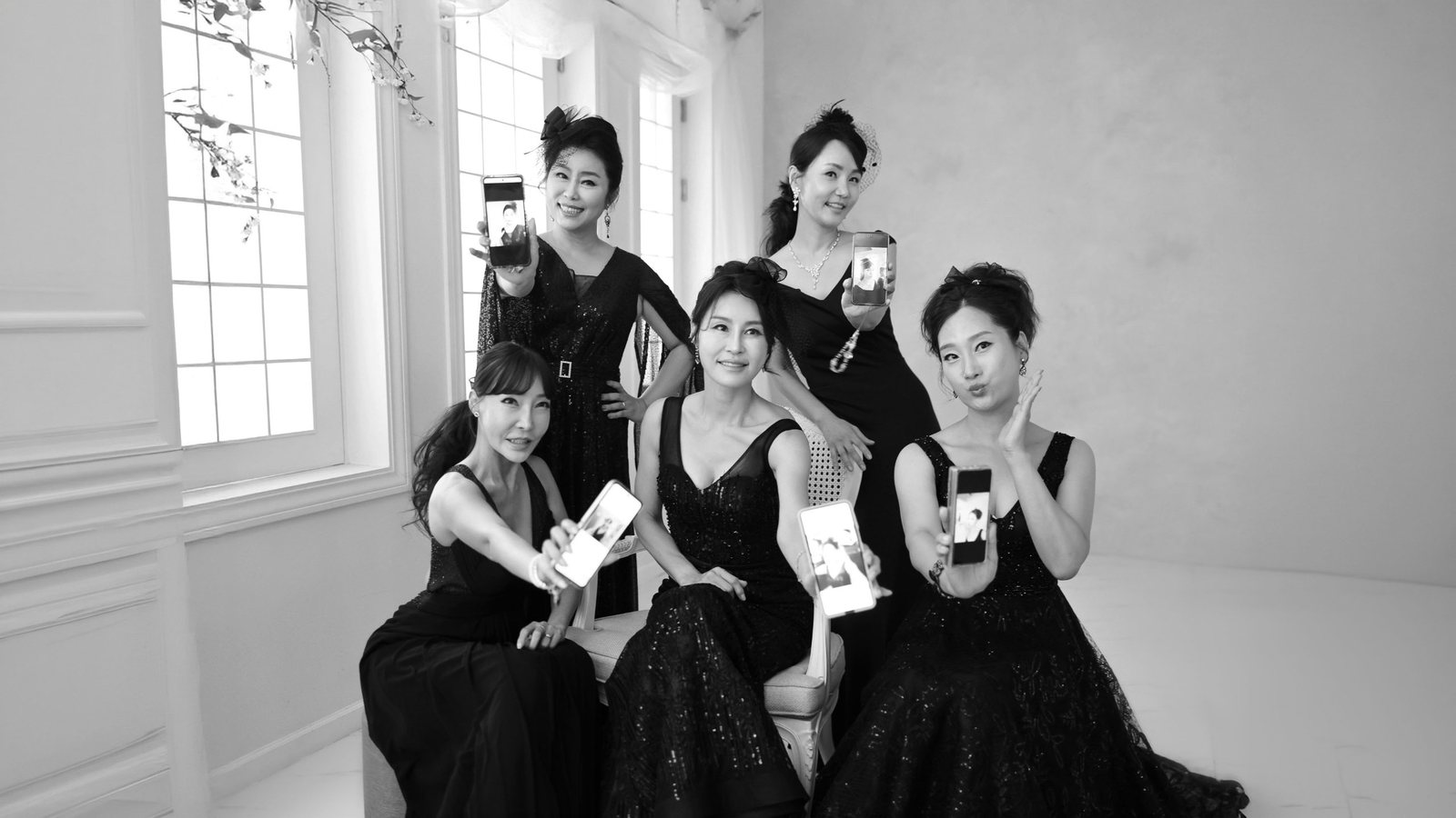 창가 빛으로 찍은 검정 드레스 우정사진 — 김스튜디오