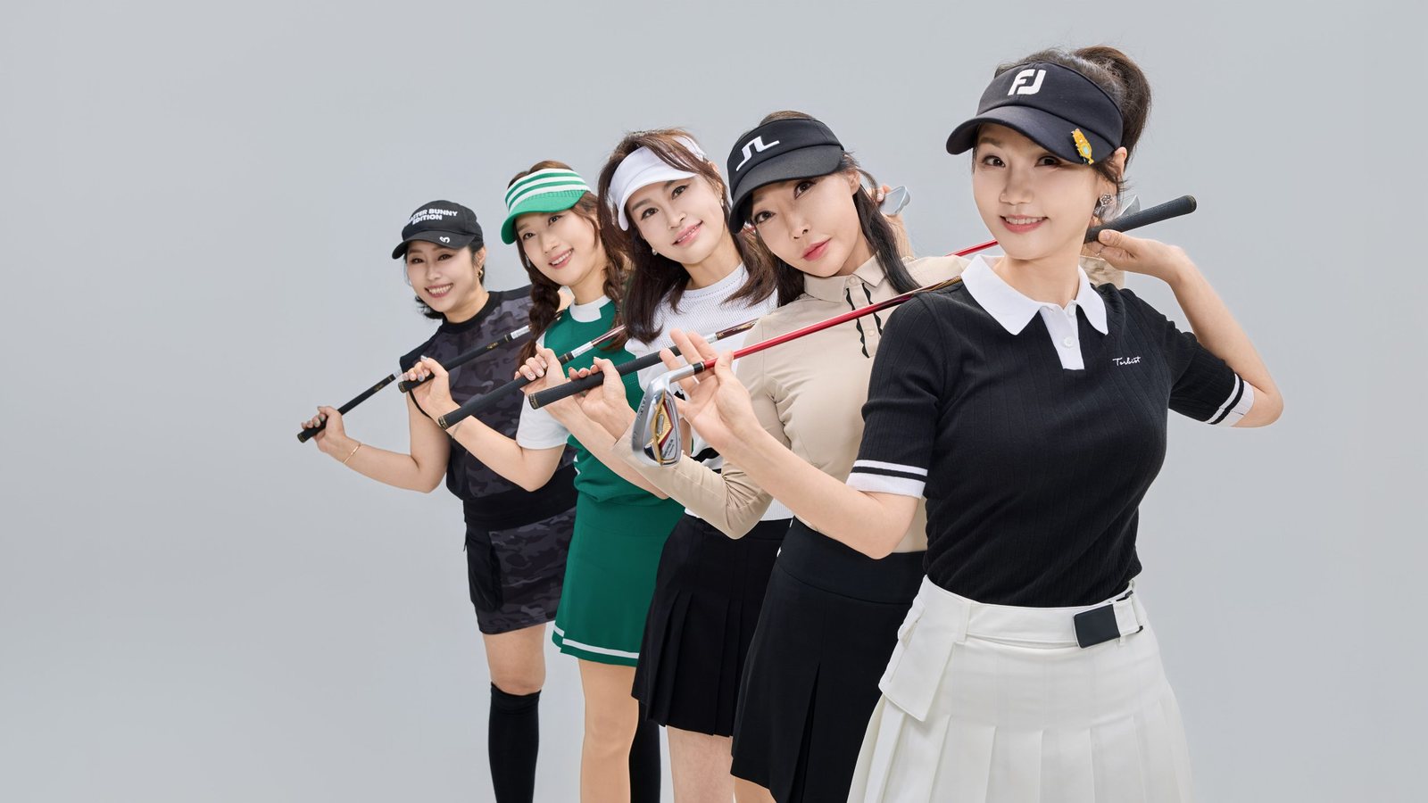 골프웨어를 입고 나란히 선 모임사진 — 김스튜디오