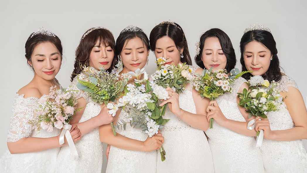 꽃을 든 단체 — 촬영 스타일 예시