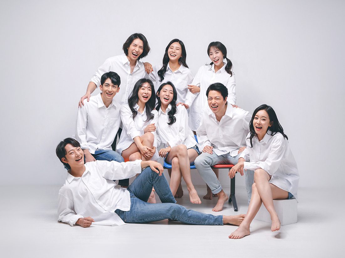 바닥에 누워 찍는 우정사진 촬영 스타일 예시
