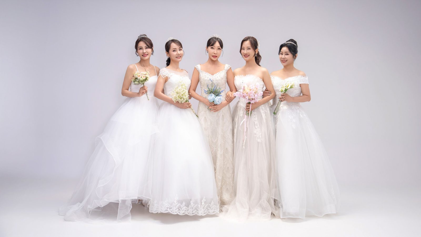창원 드레스 우정사진 — 흰 드레스를 입고 나란히 정면을 바라보는 다섯 친구