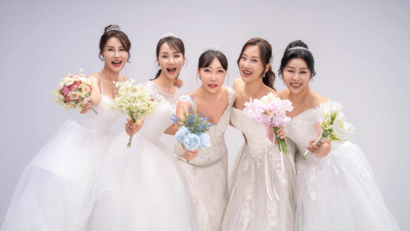 창원 드레스 우정사진 — 손바닥을 펴고 서로를 향해 웃는 클로즈업 단체 사진