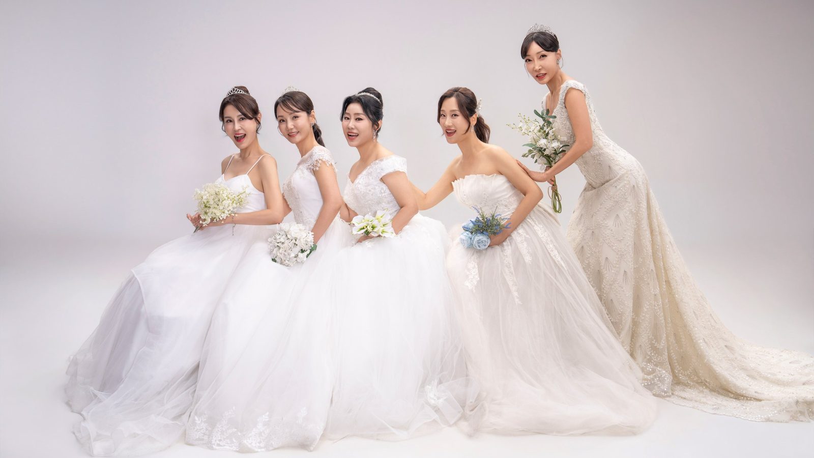창원 드레스 우정사진 — 긴 드레스 자락을 바닥에 펼치고 그 위에 앉은 마지막 컷