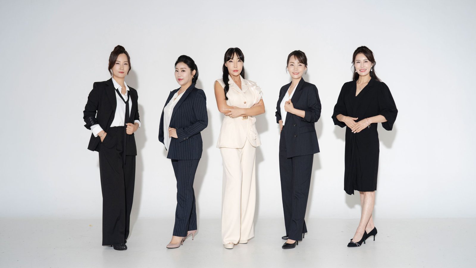 창원 정장우정사진 대표 컷 — 다섯 사람이 각자의 검정과 아이보리를 입고 나란히 선 모습