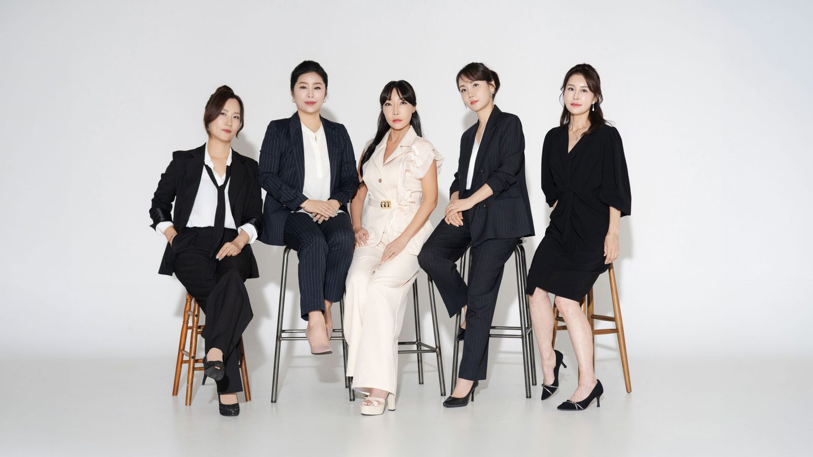 의자에 앉아 줄을 맞춘 다섯 사람