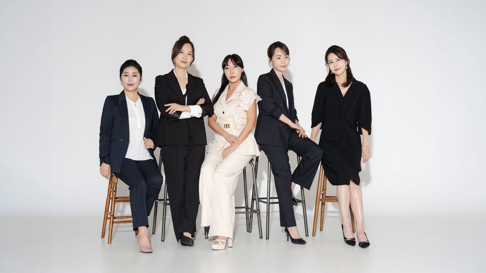 앉은 사람과 선 사람의 키를 맞춘 단체 컷