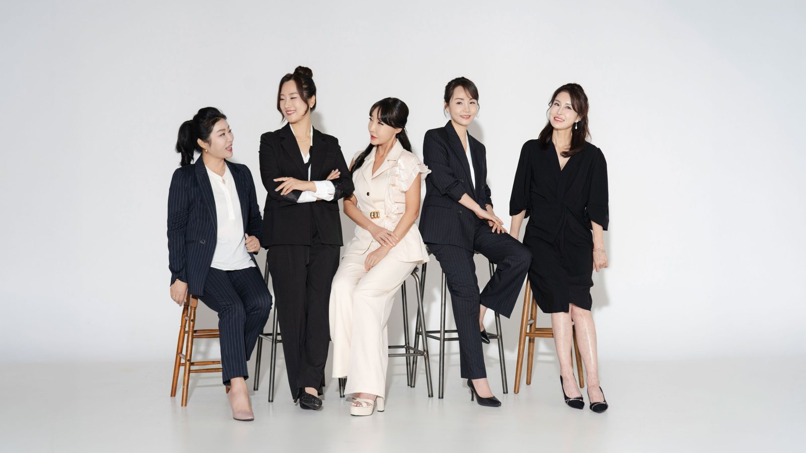 서로의 다리 각도를 맞춰주며 웃은 순간