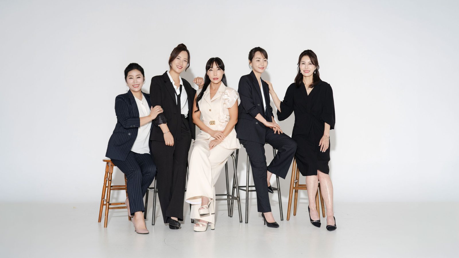 허리를 세우라는 조언에 다 같이 자세를 고친 컷