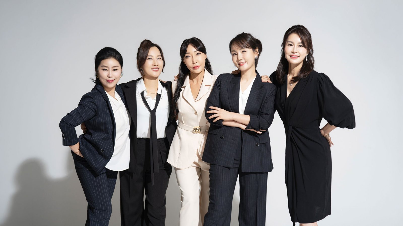 어깨동무로 가까이 붙은 다섯 얼굴