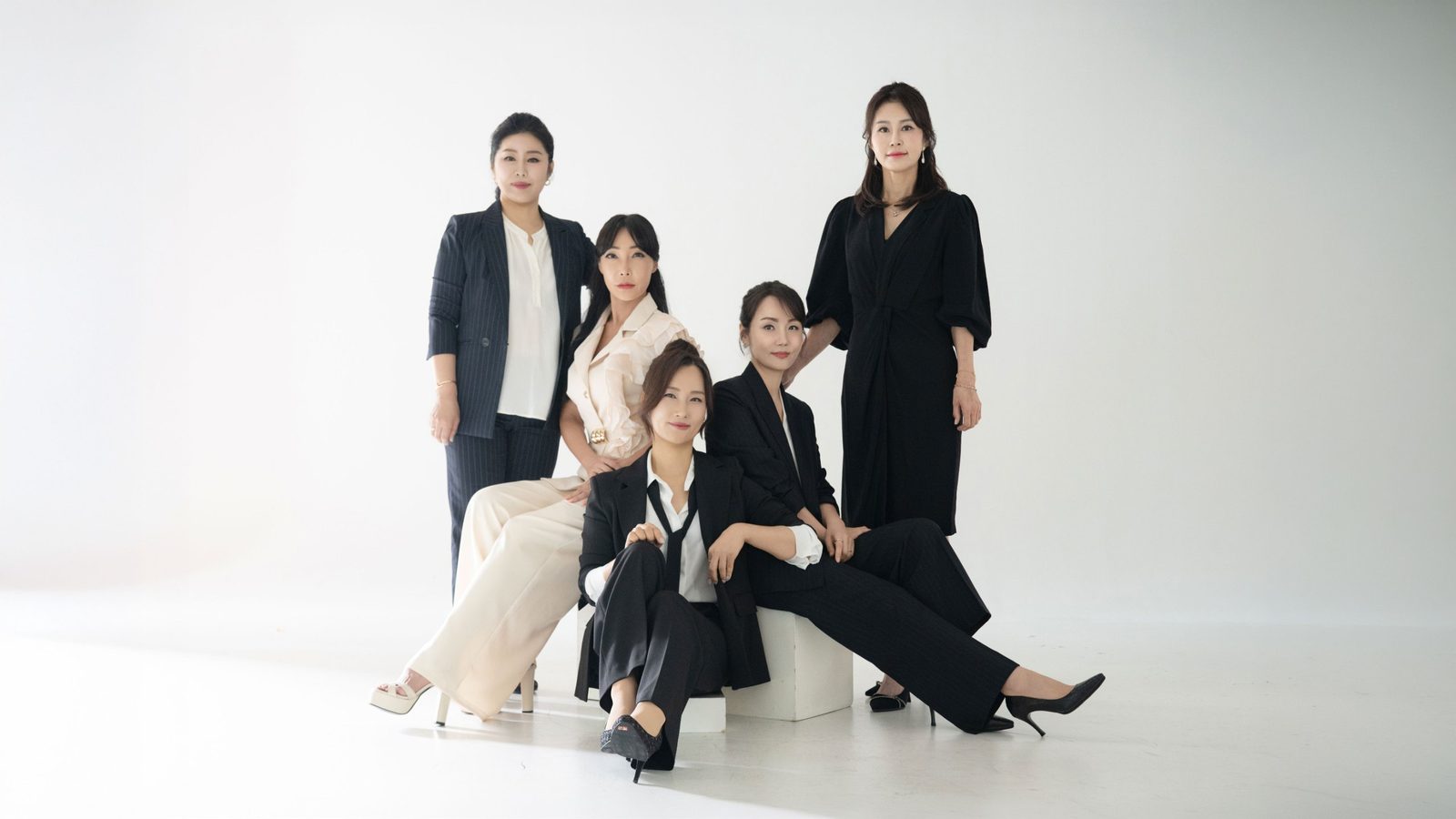 바닥에 앉아 다리를 뻗고 웃은 마지막 단체 컷