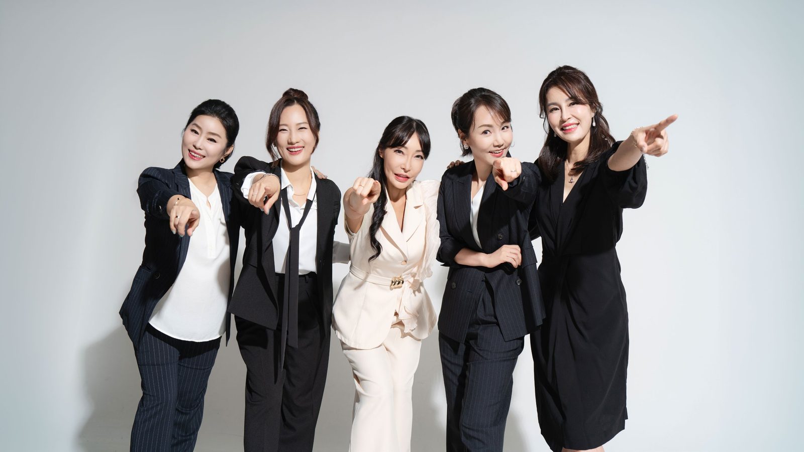촬영을 마치기 직전 다 같이 정면을 본 컷