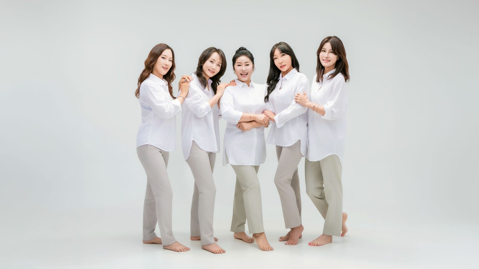 흰 셔츠를 맞춰 입고 나란히 선 다섯 친구 — 창원 우정사진