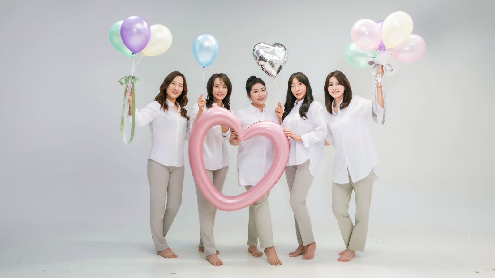 풍선과 하트 소품을 들고 웃는 다섯 친구 — 창원 우정사진