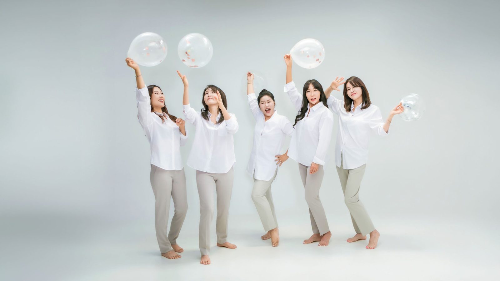 비눗방울을 부르며 웃는 다섯 친구 — 창원 우정사진