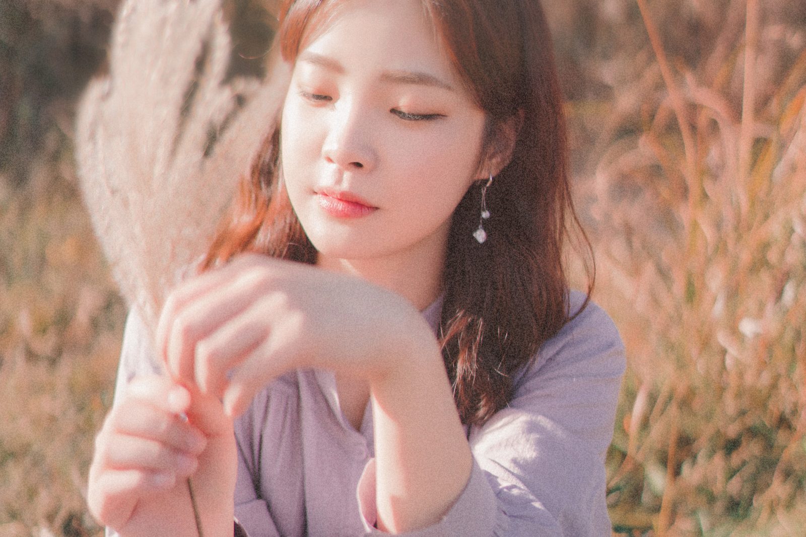 갈대밭에서 바람을 맞으며. 손끝에 계절이 닿는 오후