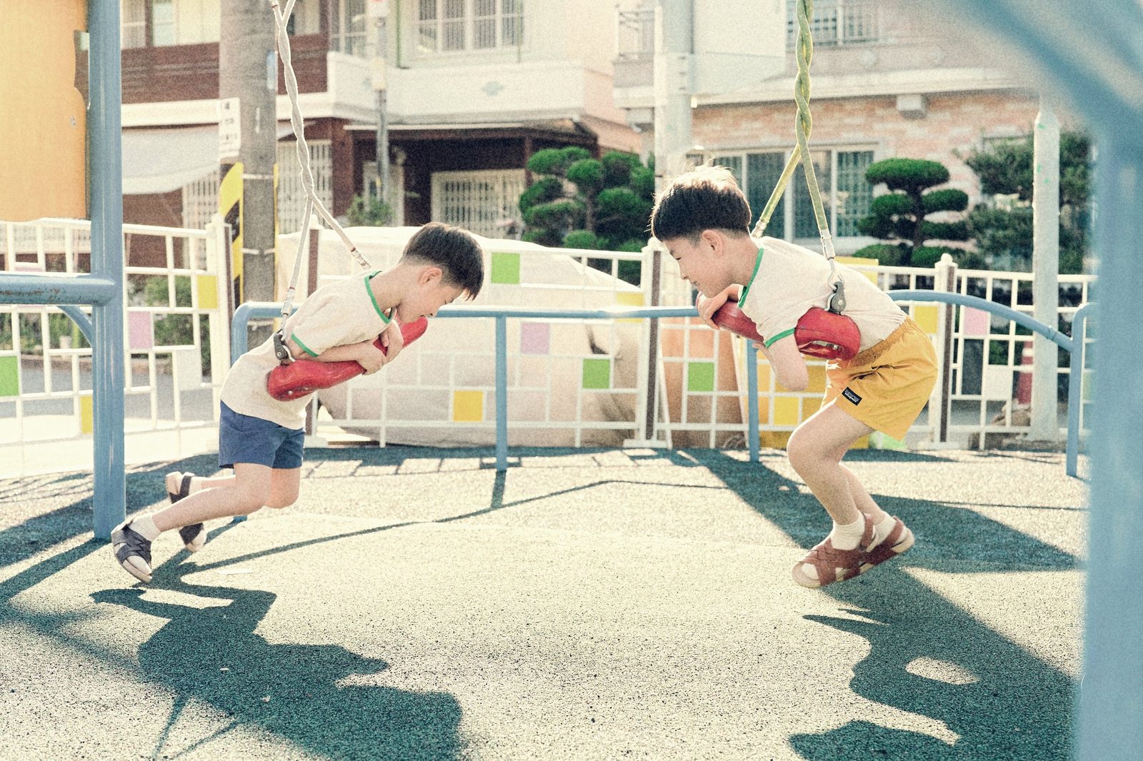 놀이터 그네, 아이들은 카메라를 잊는다