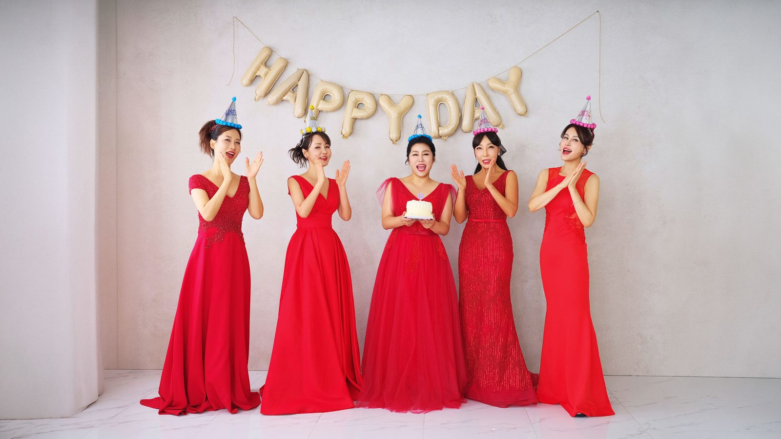 진주 우정사진 — 생일이 아닌 날에 가랜드를 단 이유 사진 3