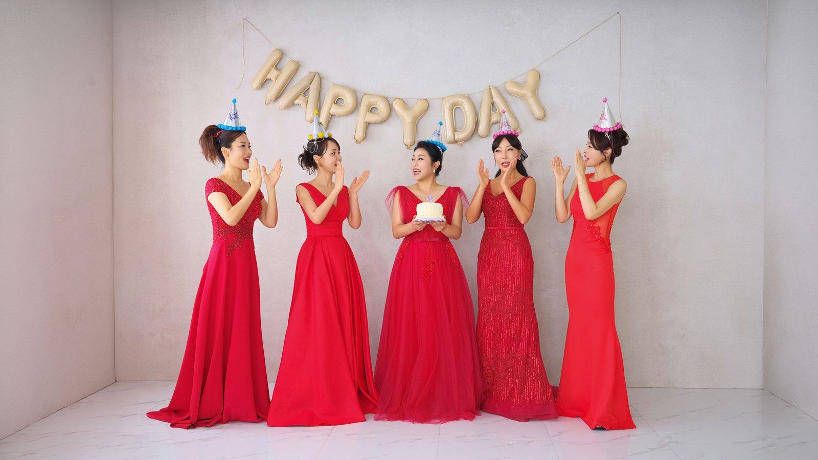 진주 우정사진 — 생일이 아닌 날에 가랜드를 단 이유 사진 4