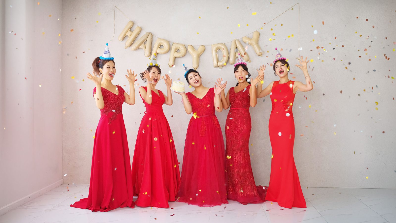 진주 우정사진 — 생일이 아닌 날에 가랜드를 단 이유