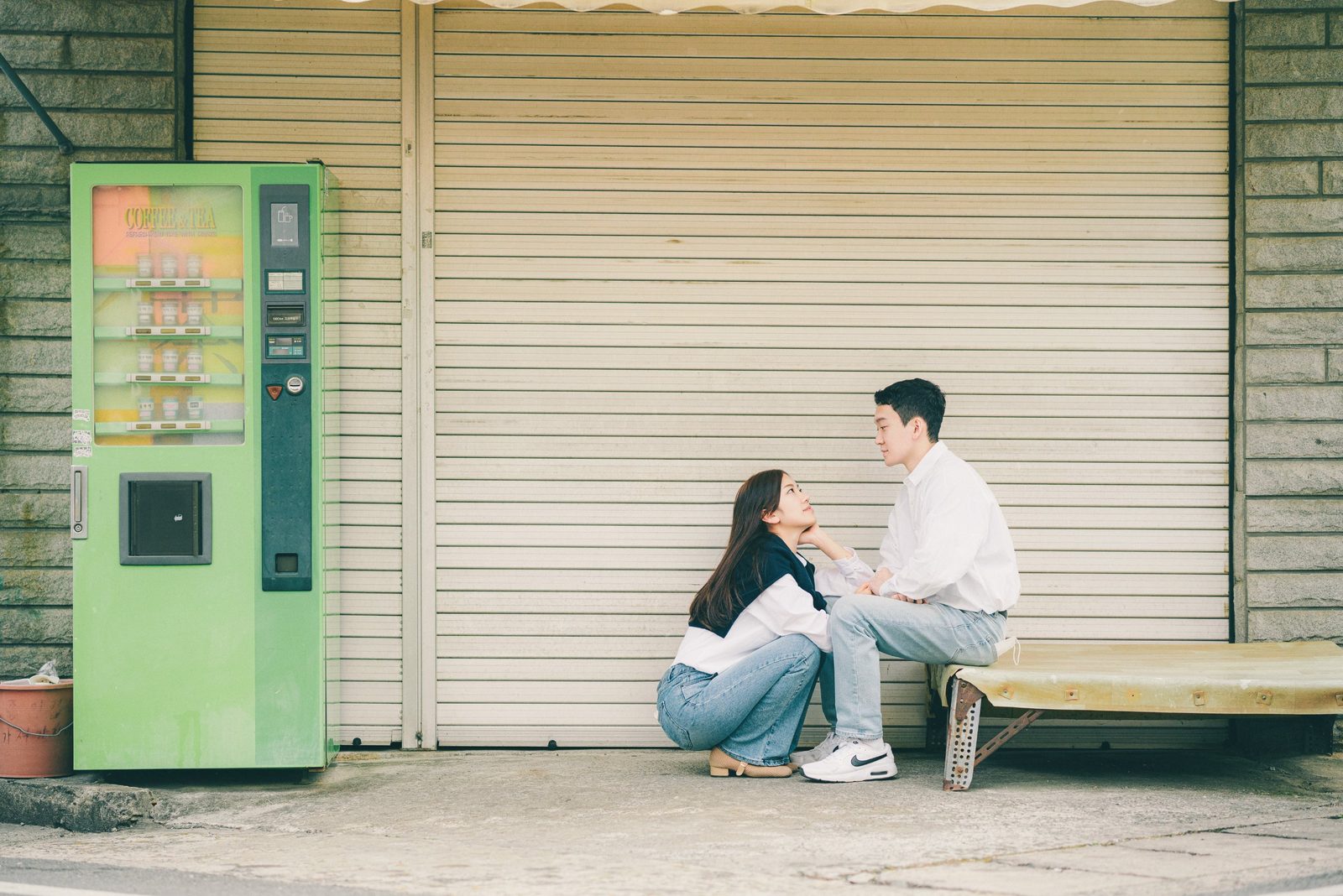 봄날 정류장의 두 사람 — 김스튜디오