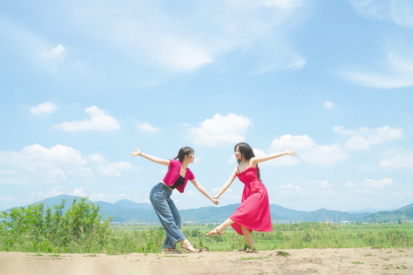 여름 들판을 걷는 두 사람 — 김스튜디오