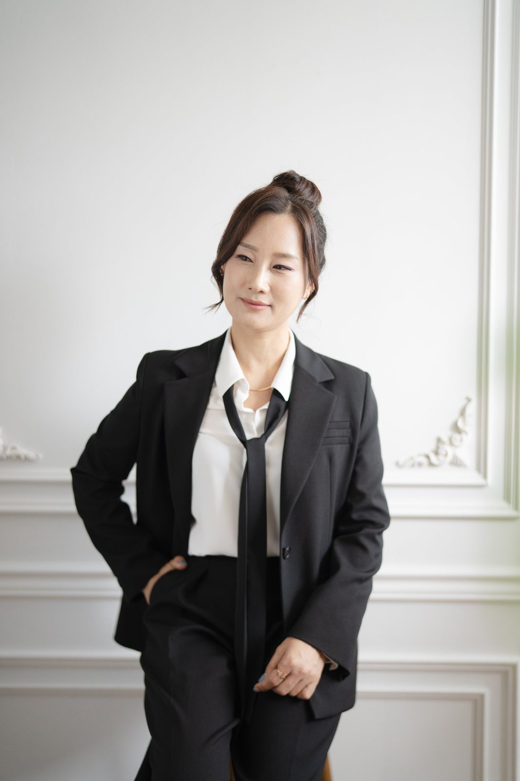 수트 차림의 서 있는 프로필 — 김스튜디오