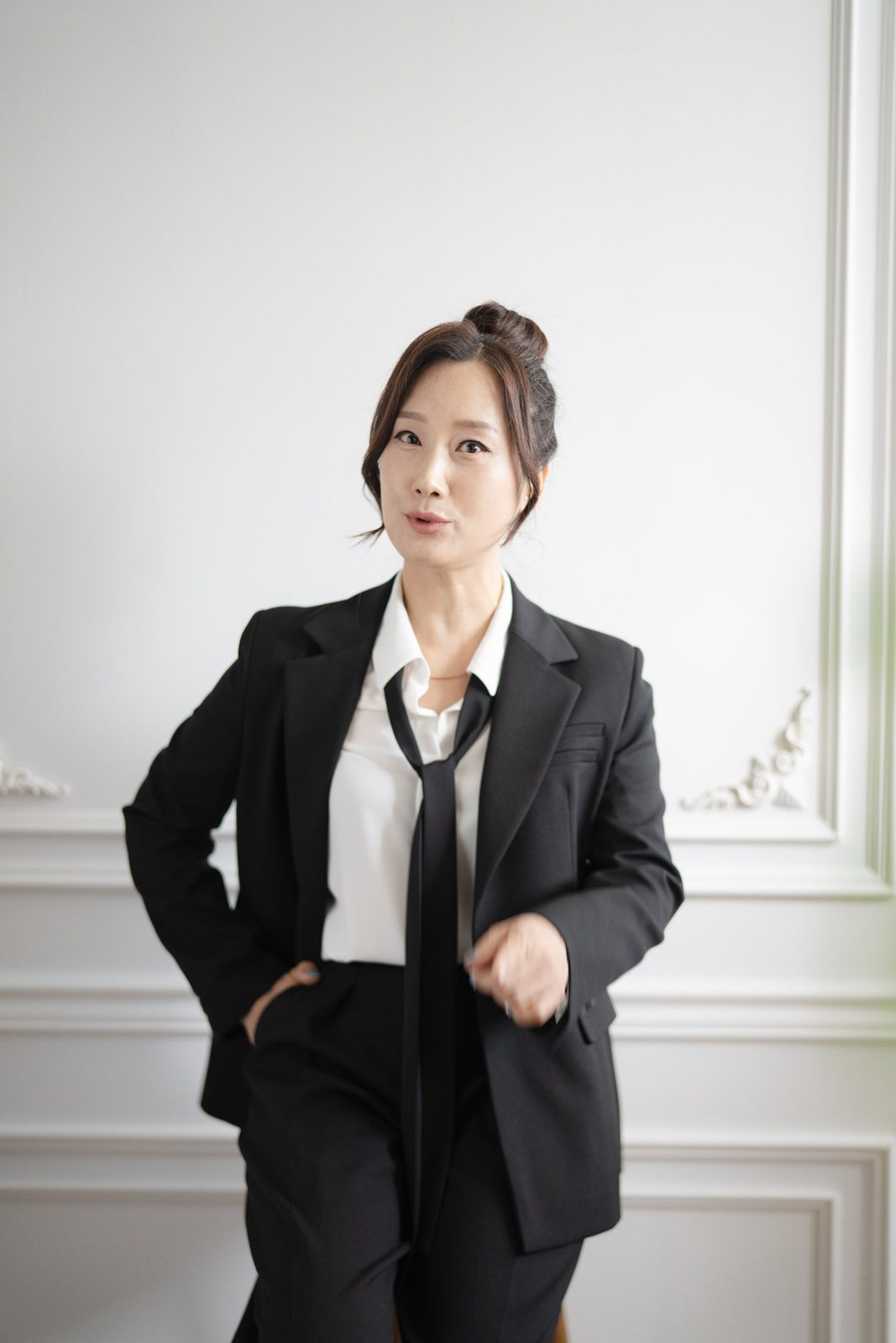 흰 배경 수트 프로필 — 김스튜디오