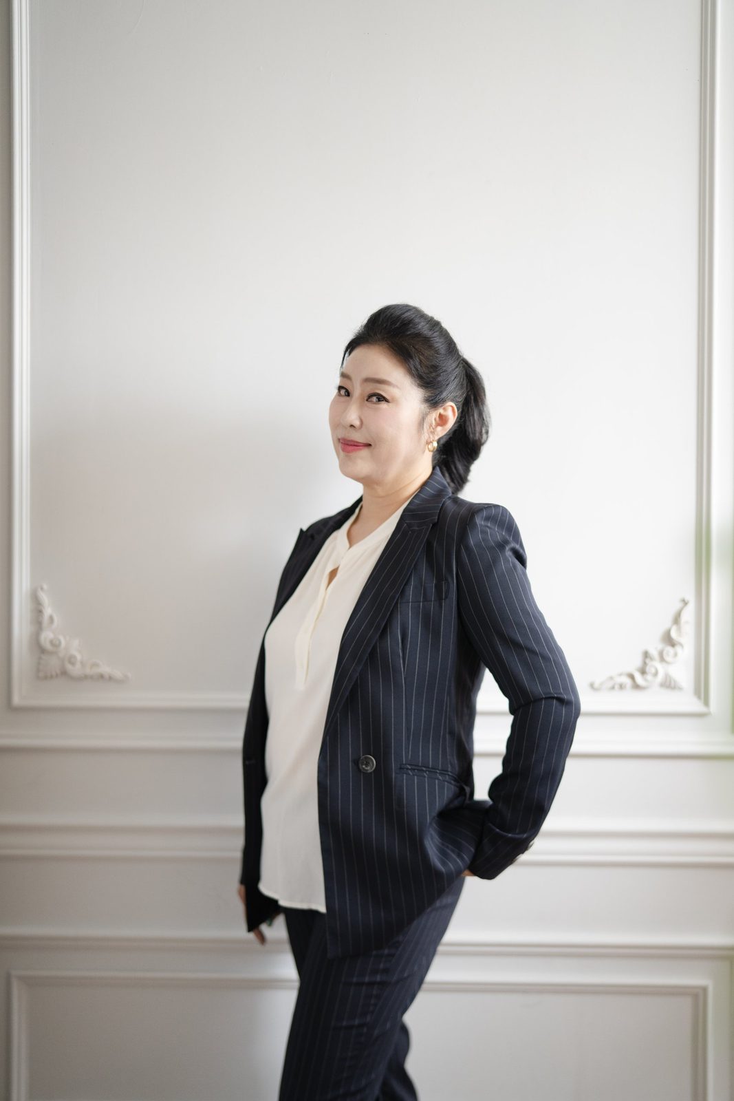 옆을 바라보는 프로필 — 김스튜디오