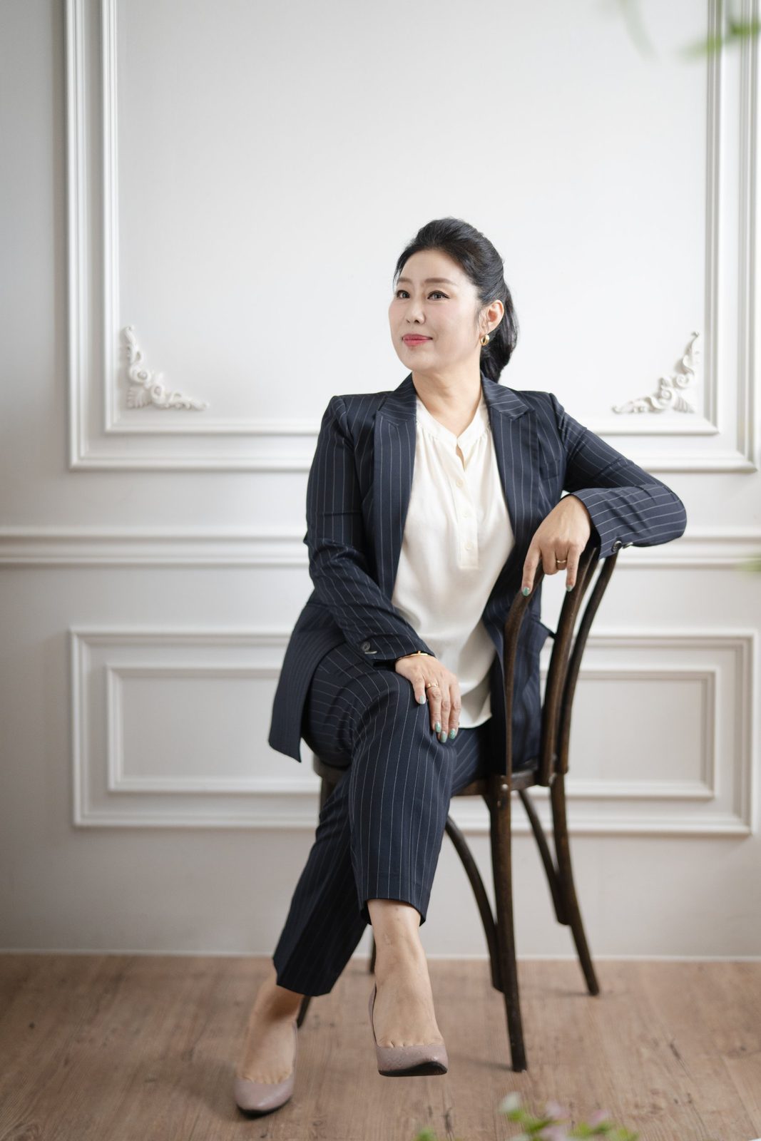 의자에 기댄 프로필 — 김스튜디오