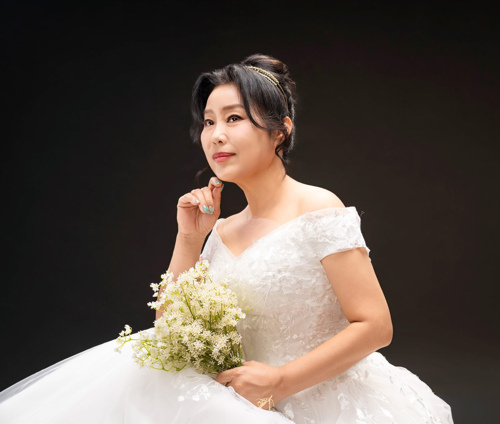 창가의 드레스 인물 컷 — 김스튜디오
