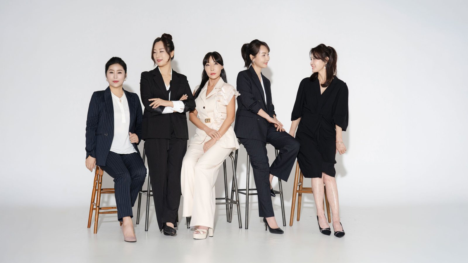 스툴에 기대 서로를 보며 웃는 순간 — 김스튜디오