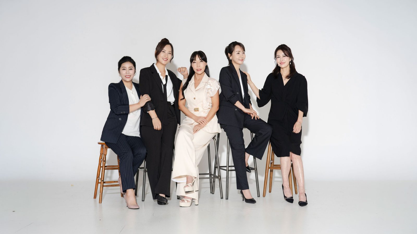 앉아서 어깨와 손을 맞댄 단체 컷 — 김스튜디오