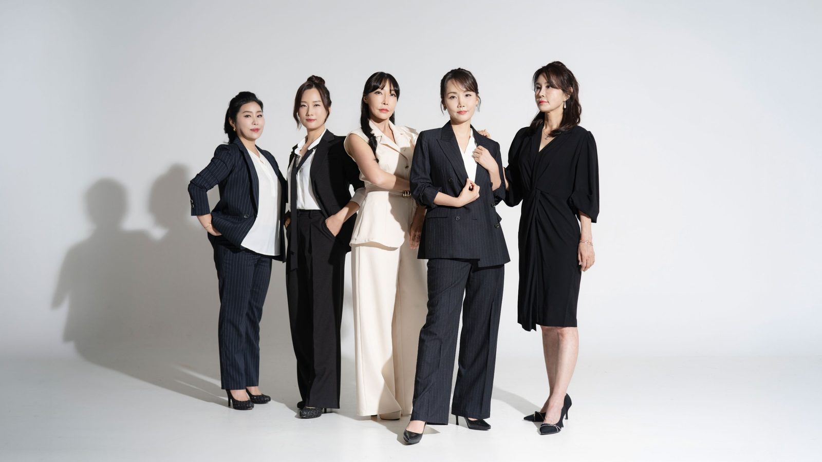 그림자와 함께 나란히 선 정장 우정사진 — 김스튜디오