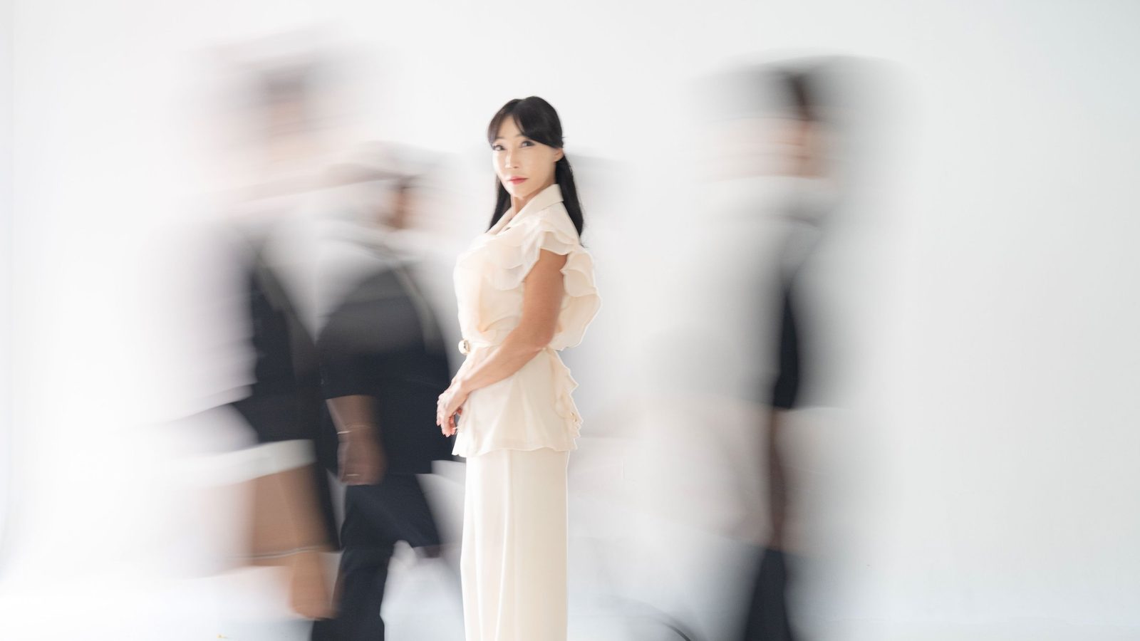 한 사람만 초점에 남고 나머지가 흐른 컷 — 김스튜디오