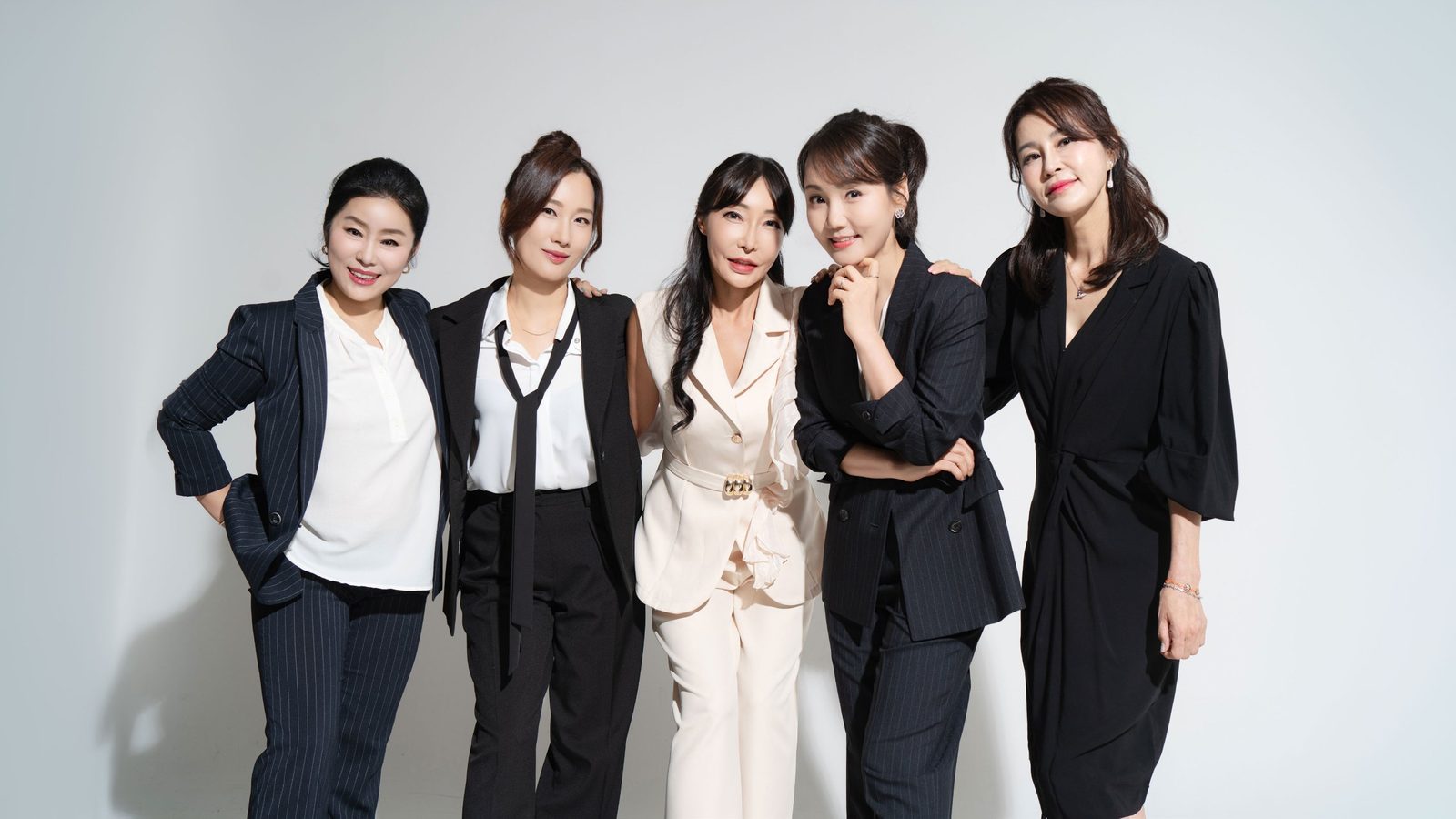 어깨동무하고 웃는 단체 컷 — 김스튜디오