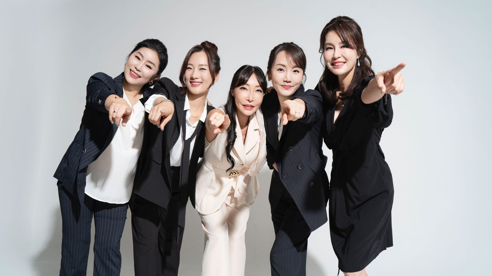 카메라를 가리키며 크게 웃는 마지막 컷 — 김스튜디오