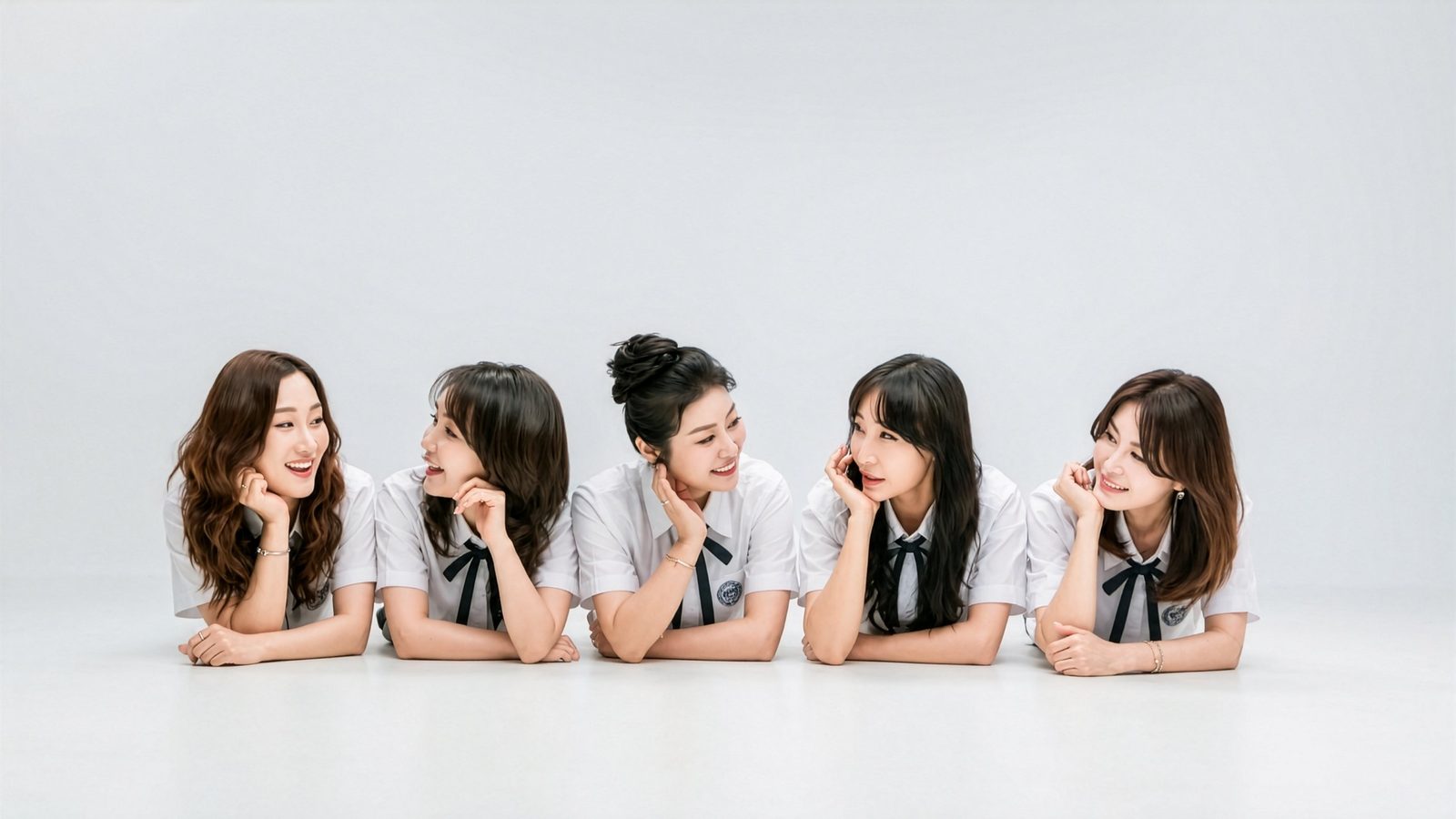 바닥에 엎드려 얼굴을 맞댄 교복 컷 — 김스튜디오