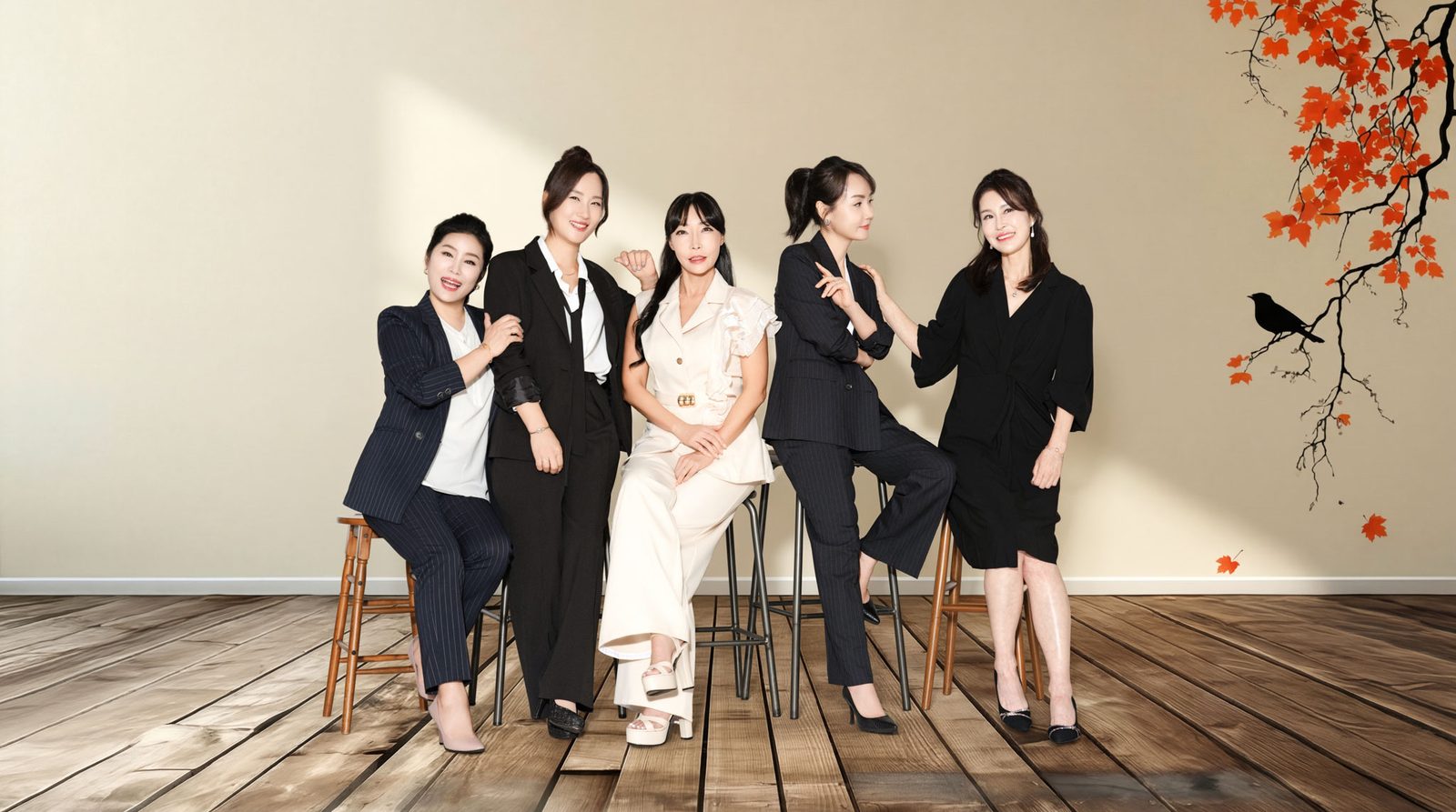나무 바닥에서 서로를 보는 수트 컷 — 김스튜디오