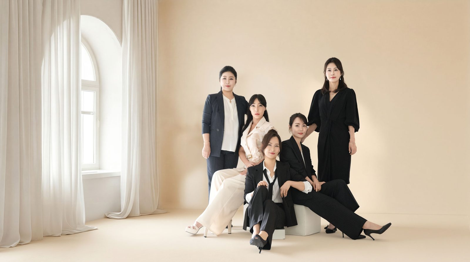 크림 배경에 모인 수트 단체 컷 — 김스튜디오