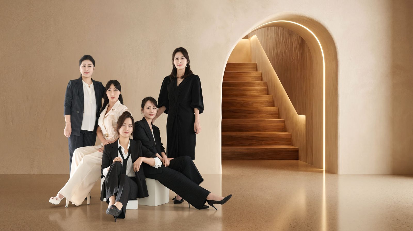 아치를 등지고 선 뒷모습 컷 — 김스튜디오
