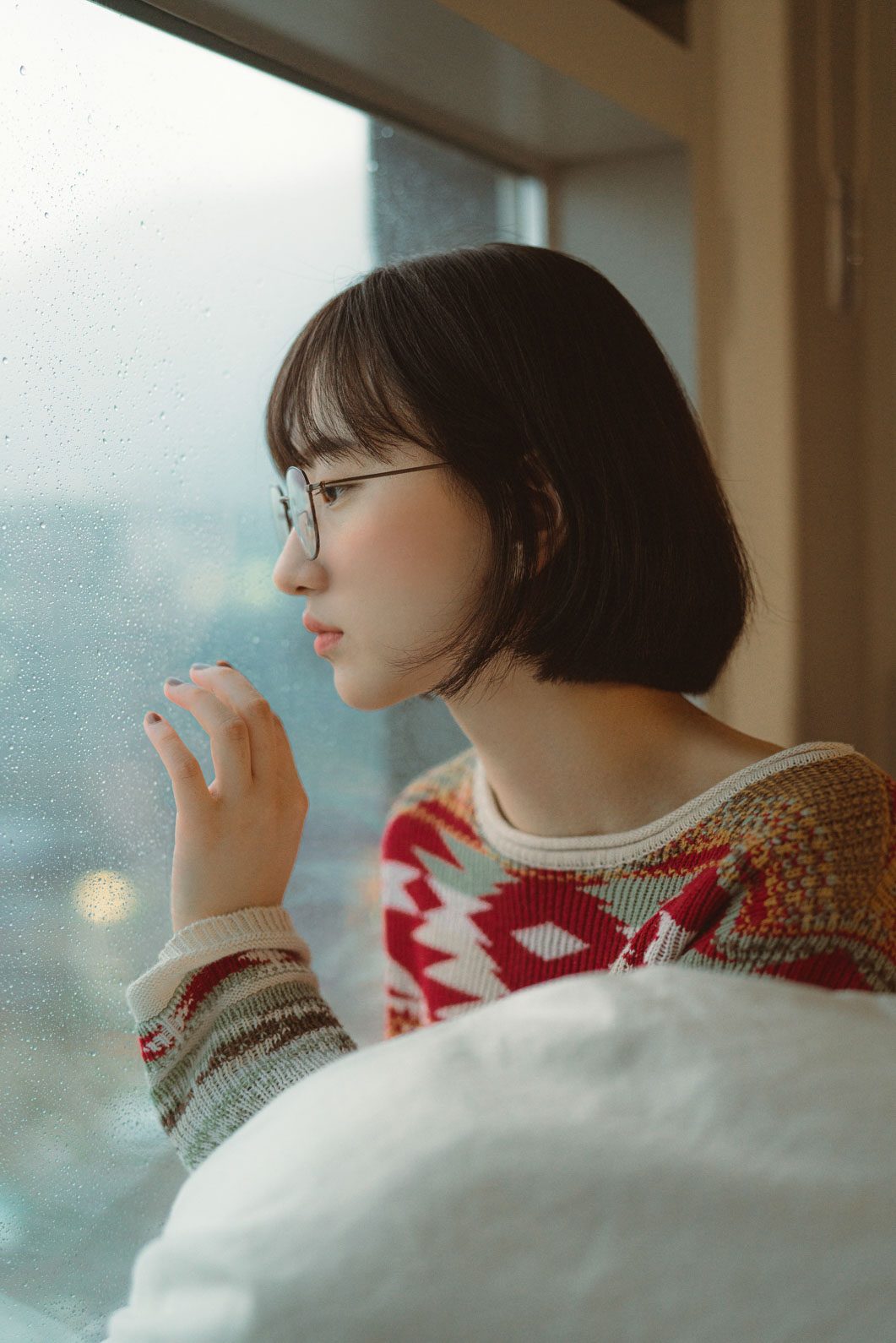 창가에 기대어 밖을 보는 옆얼굴 — 김스튜디오