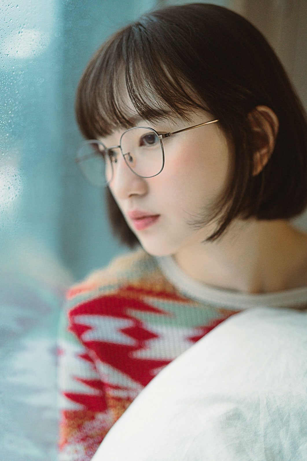 겨울 니트를 입고 창가에 앉은 컷 — 김스튜디오