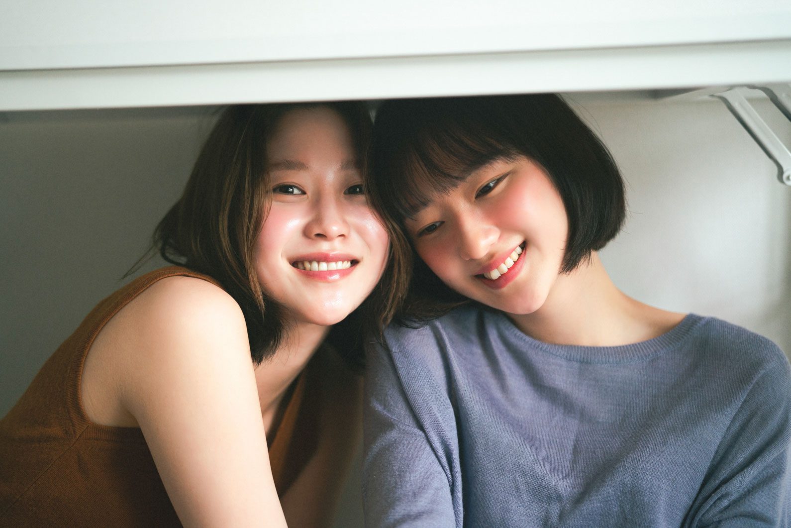 어깨를 맞대고 웃는 두 사람 — 김스튜디오