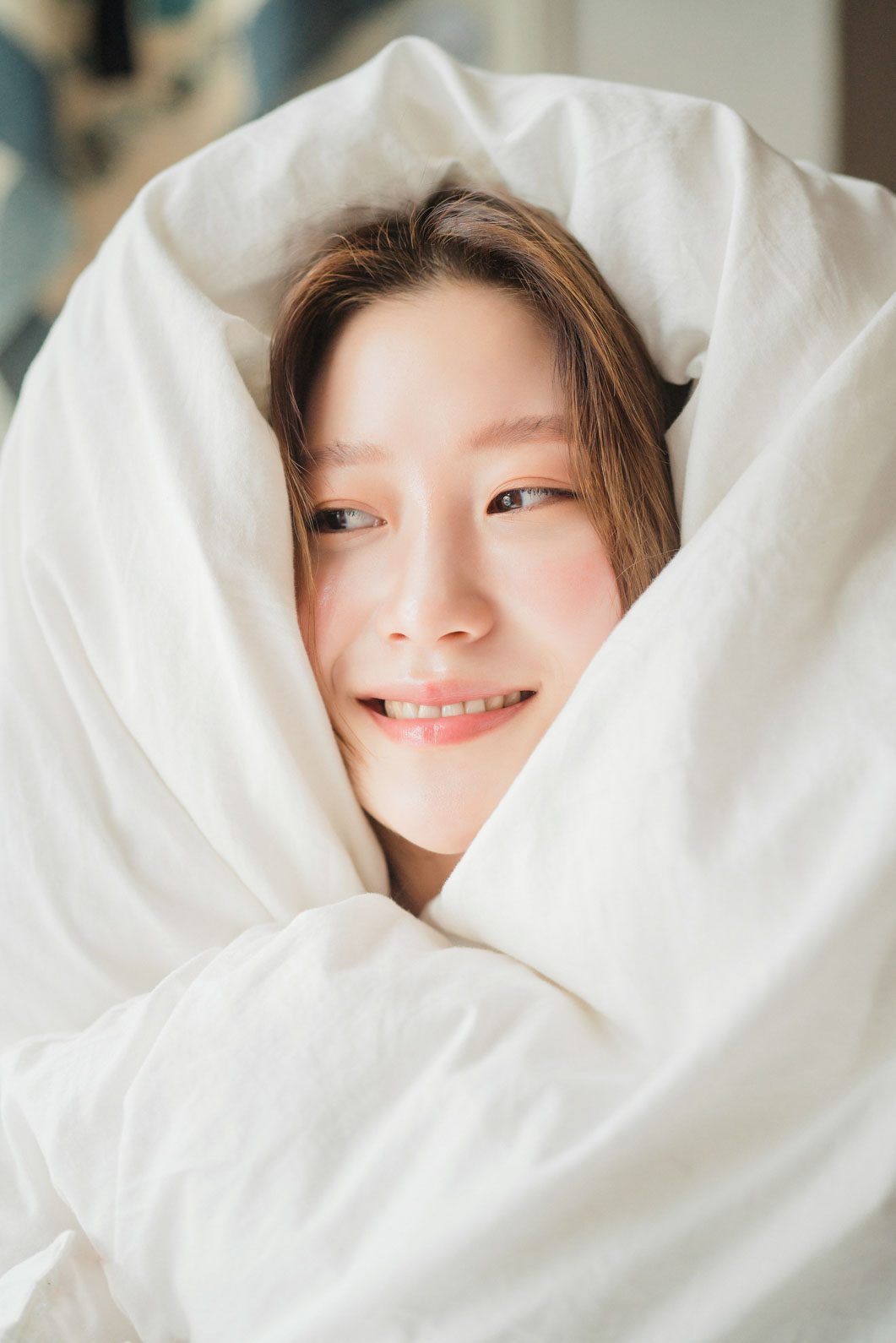 이불 사이로 얼굴만 내민 컷 — 김스튜디오