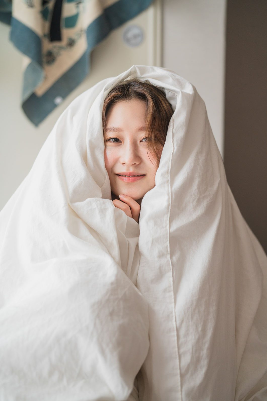 이불 속에서 웃는 컷 — 김스튜디오